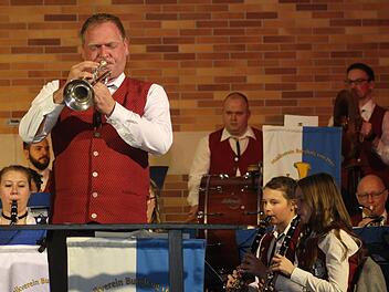 Daniel Richter leitet den Musikverein Burghaig nicht nur in exzellenter Weise als Dirigent, sondern er überzeugte beim Jubiläumskonzert auch als Solo-Trompeter beim anspruchsvollen "Der alte Dessauer".Foto: Sonny Adam