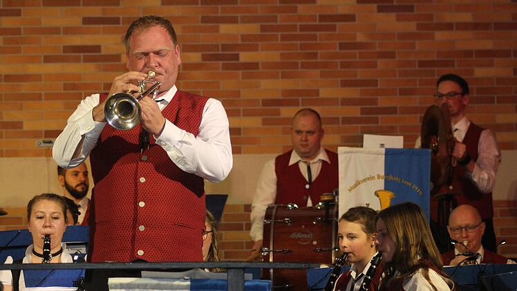 Daniel Richter leitet den Musikverein Burghaig nicht nur in exzellenter Weise als Dirigent, sondern er überzeugte beim Jubiläumskonzert auch als Solo-Trompeter beim anspruchsvollen "Der alte Dessauer".Foto: Sonny Adam