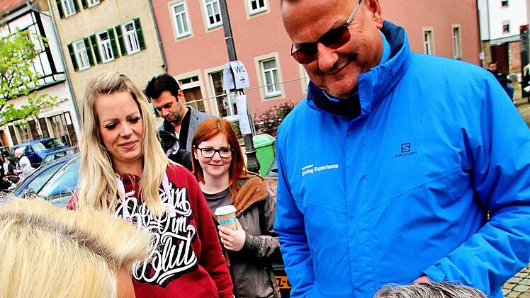 Seinen halben Bart bekam Matthias Scholz abrasiert. Er löste damit eine  Wette ein, die 500 Euro für die Renovierung der Pfarrkirche einbrachte.  Dieter Britz