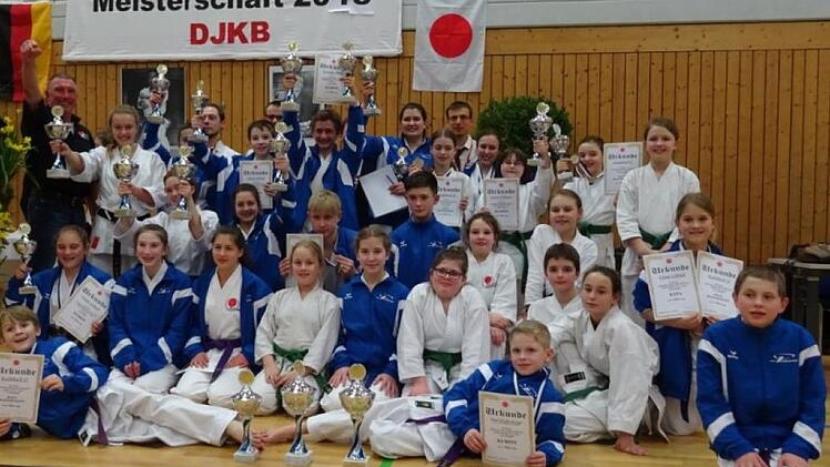 Die Mannschaft des Karate-Zentrums Kulmbach, die bei der Bayerischen Meisterschaft 2018 ,den erfolgreichsten Verein stellte. Foto: privat