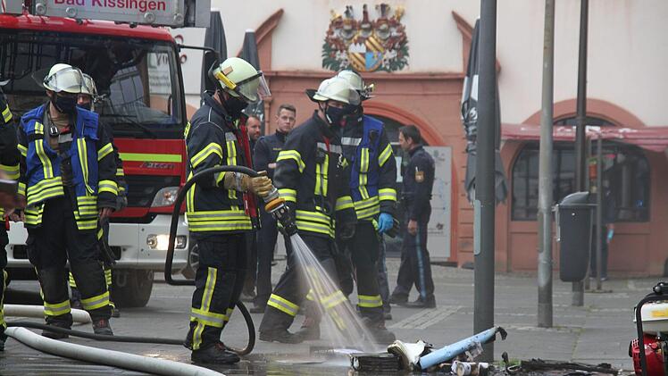 Feuerwehrleute durchkämmten das Gebäude am Marktplatz und brachten Aktenordner zum Löschen nach draußen.Kerstin Väth