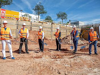 Grundsteinlegung in Erlangen für das neue Trainings- und Ausbildungszentrum von Siemens Healthineers mit Oberbürgermeister Florian Janik (2. v. l.) und Vertretern von Siemens Healthineers: Jochen Schmitz (3. v. l.), Mitglied des Vorstands, Janina Beilner (l.), Leiterin Education global, Marco Friepes (2. v. r.), Leiter Ausbildung Deutschland, Heinz Mayer (3. v. r.), Leiter Real Estate, und Wolfgang Fees (rechts), Vorsitzender des Betriebsrates Foto: Siemens Healthineers