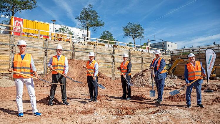 Grundsteinlegung in Erlangen für das neue Trainings- und Ausbildungszentrum von Siemens Healthineers mit Oberbürgermeister Florian Janik (2. v. l.) und Vertretern von Siemens Healthineers: Jochen Schmitz (3. v. l.), Mitglied des Vorstands, Janina Beilner (l.), Leiterin Education global, Marco Friepes (2. v. r.), Leiter Ausbildung Deutschland, Heinz Mayer (3. v. r.), Leiter Real Estate, und Wolfgang Fees (rechts), Vorsitzender des Betriebsrates Foto: Siemens Healthineers