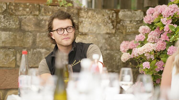 Philipp Lucas vom Pf&auml;lzer Weingut Lucashof produziert deutsche Spitzenweine. Durch Trumps Zollpolitik muss er sich neue M&auml;rkte suchen, denn f&uuml;r die Amerikaner ist sein Produkt mittlerweile sehr teuer geworden.
