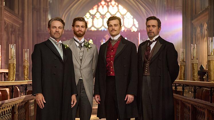 Zwei Generationen einer einflussreichen Familie: Jolyon Sr. (Stephen Moyer, links) m&ouml;chte seinen Sohn Jolyon Jr. (Danny Griffin, zweiter von links) zum Firmenerben machen. Sein Bruder James (Jack Davenport, rechts) pr&auml;feriert seinen eigenen Sohn Soames (Joshua Orpin).