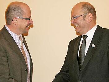 Der stellvertretende Kreisvorsitzende der Freien Wähler, Uwe Zipfel (links), gratuliert Tino Vetter zu dessen neuem Amt als Vorsitzender.