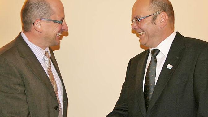 Der stellvertretende Kreisvorsitzende der Freien Wähler, Uwe Zipfel (links), gratuliert Tino Vetter zu dessen neuem Amt als Vorsitzender.