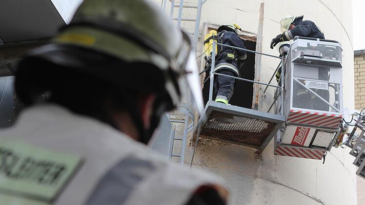 Um zu sehen, ob sich in dem Silo tatsächlich ein Glutnest befindet, haben die Feuerwehrleute einen Blick in dessen Inneres geworfen.
