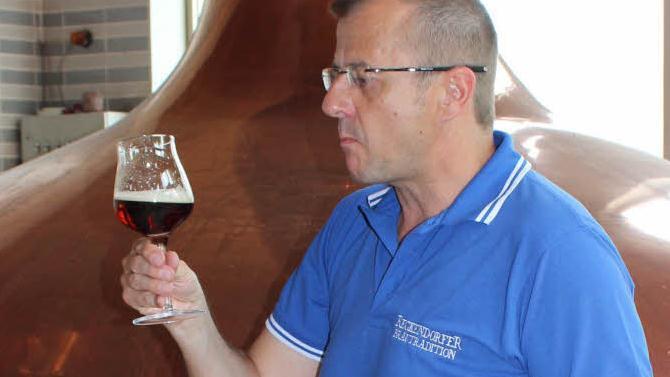 Das Glas bei der Verkostung eines dunklen Bieres sieht so &auml;hnlich aus wie ein Weinglas. Durch den gro&szlig;e Bauch und die gro&szlig;e &Ouml;ffnung k&ouml;nnen sich die vielschichtigen Aromen gut verteilen und entfalten.