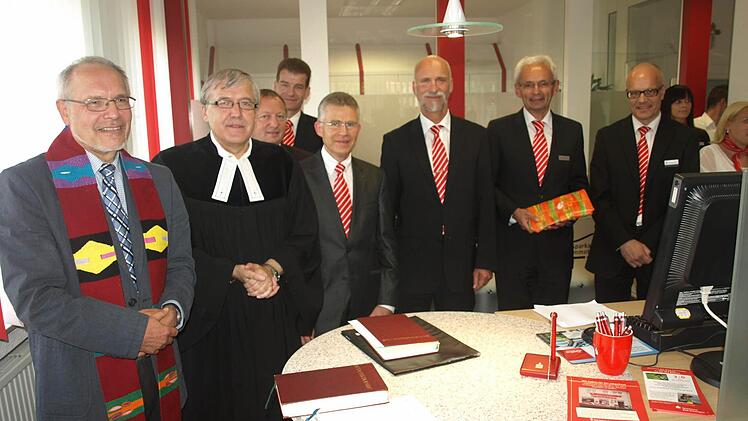 Die Pfarrer Edwin Ziegler und Philipp Klein (beide von links) gaben den sanierten Räumlichkeiten den kirchlichen Segen.