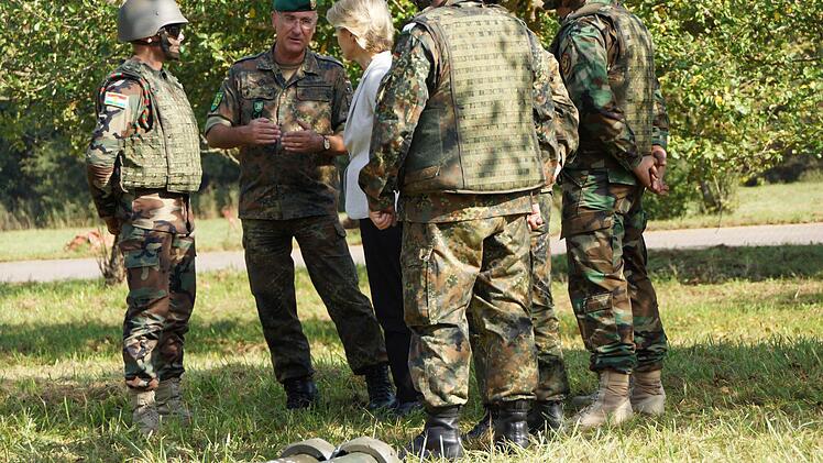 Verteidigungsministerin besucht Peschmerga in Hammelburg