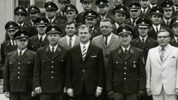 Am 1. Oktober wurde der Abschied von der Stadtpolizei gefeiert. Unser Bild zeigt (vorne, von links) Leonhard Schranner, Rudolf Wiesel und Oberbürgermeister Erich Stammberger. Foto: Archiv