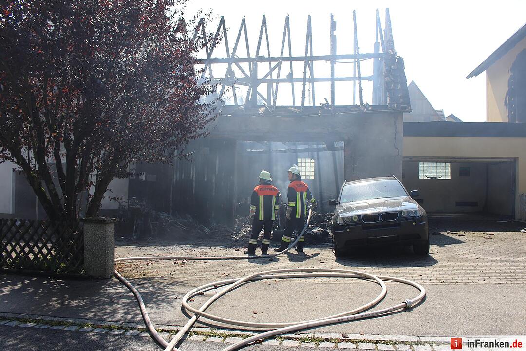 Garage in Burgthann brennt ab