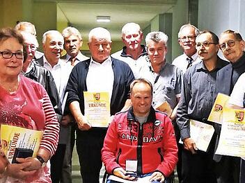 Gruppenbild mit der "Gold-Fraktion" der Gemeinde, links Bürgermeister Heinrich Faatz Foto: Ulrich Rauh