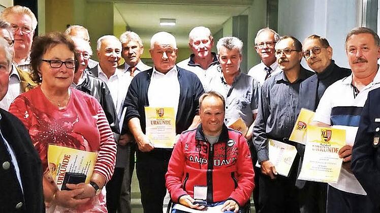 Gruppenbild mit der "Gold-Fraktion" der Gemeinde, links Bürgermeister Heinrich Faatz Foto: Ulrich Rauh