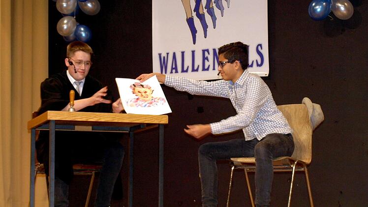 Herr Schäbig (Max Buckreus) steht vor dem Richter (Lukas Welscher)
