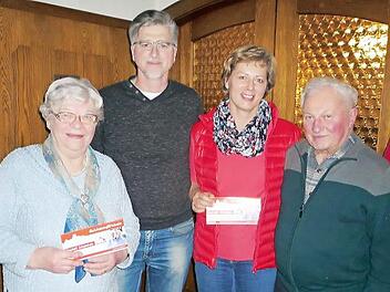 Ihr Einsatz für den Vogelschutz bescherte Mitgliedern des Obst- und Gartenbauvereins Höfles/Vogtendorf eine Auszeichnung. Geehrt wurden Meta Frisch und Anita Zimmerlein (von links). Mit im Bild Vorsitzender Hardy Hanuschke (Zweiter von links) und Zweiter Vorsitzender Ludwig Jakob. Foto: K.- H. Hofmann