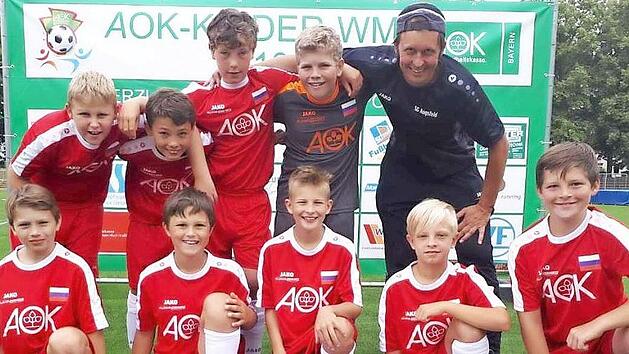 Für die SG Augsfeld spielten , hinten von links: Bastian Mühlbauer, Stephen Murphy, Tobias Ort, Marius Huttner, Coach Olli Müller; vorn von links: Hannes Buhmann, Maro Müller, Gustav Sündermann, Maximilian Sander, Marcel Rikeit. Foto: privat