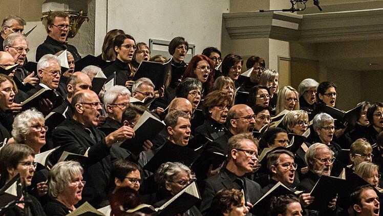 Der Coburger Bachchor  Peter Stenglein beeindruckte zahlreiche Zuhörer in der Morizkirche. Im Mittelpunkt des Konzerts unter Leitung von Peter Stenglein stand die Uraufführung eines neuen Werkes des aus Coburg stammenden Komponisten Marcus M. Reißenberger.Foto: Jochen Berger