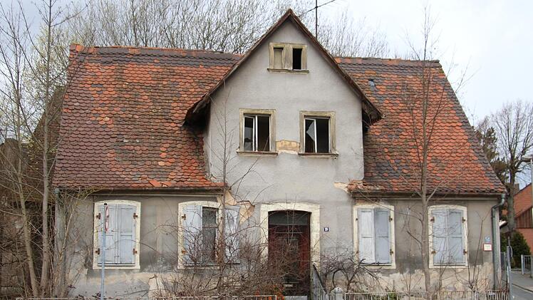 Der Eigentümer des Hauses in der Bamberger Straße in Höchstadt wartet noch auf einen Käufer. Foto: Christian Bauriedel