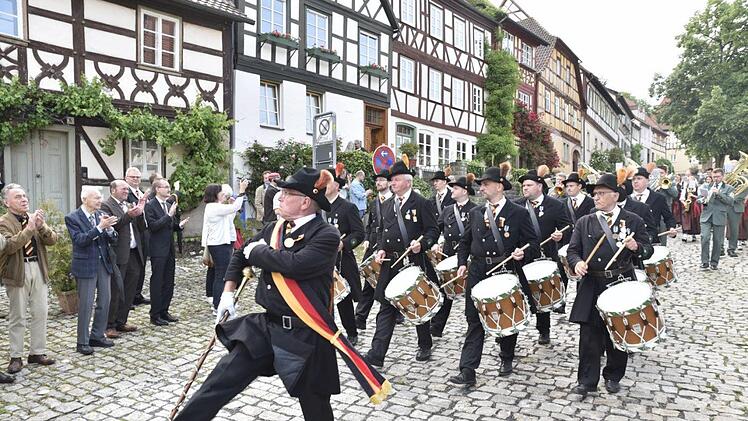 Im Stechschritt über den Salzmarkt an Bürgermeister Bittenbrünn und den Ehrengästen vorbei: Tambourmajor Erich Barfuß und seine Trommler. Foto: Gerolt Snater