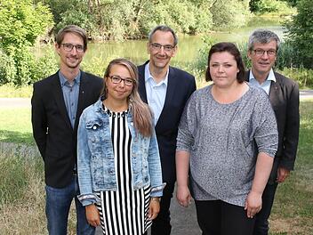 Sie kümmern sich um das Gemeinwesen von Wüstenahorn (von links): Pfarrer Veit Röger, Quartiersmanagerin Roza Koch, Vorsitzender des Kirchenvorstands    Thomas Nowak, Olga Biryukov vom "Globus" und Caritas-Geschäftsführer Norbert Hartz. Foto: Desombre