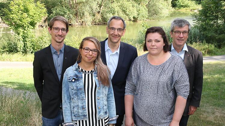 Sie kümmern sich um das Gemeinwesen von Wüstenahorn (von links): Pfarrer Veit Röger, Quartiersmanagerin Roza Koch, Vorsitzender des Kirchenvorstands    Thomas Nowak, Olga Biryukov vom "Globus" und Caritas-Geschäftsführer Norbert Hartz. Foto: Desombre