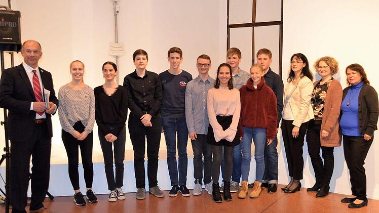Bei der Gruppenehrung (v.&nbsp;l.): Jean Leder, Nina Freund, Ilayda Kaya, Fabian  Schramm, Felix Jurgovsky, Maximilian Bechtel, Clara Eder, Sebastian Ritter,  Eva Maria  Knauer, Moritz Weidt sowie  betreuende Lehrerinnen Foto: Sonja Hoffmann