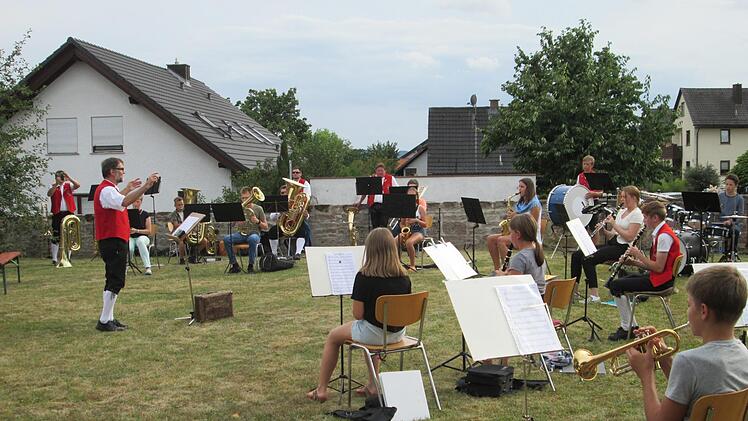 Sie sind die Zukunft der örtlichen Blaskapellen. Ehrendirigent Helmut Schäfer leitete das Jugendorchester, bestehend aus jungen Musikern aus Unter-, Obererthal und Diebach. Foto: Winfried Ehling