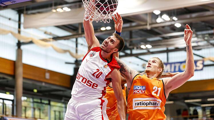 Athletik und Spielverständnis paart Chase Fieler (beim Dunking)
