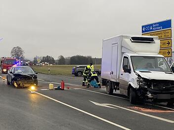 Auf der B303 im Landkreis Kulmbach wurde eine 57-J&auml;hrige beim Zusammensto&szlig; mit einem Arzneimitteltransporter schwer verletzt.