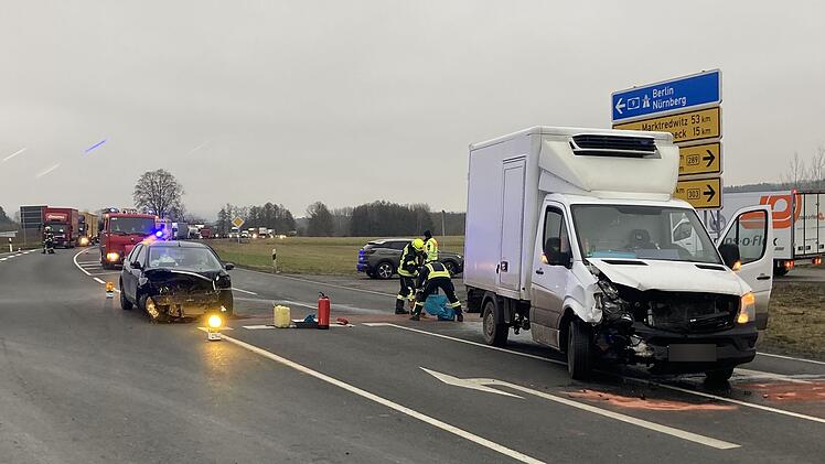 Auf der B303 im Landkreis Kulmbach wurde eine 57-J&auml;hrige beim Zusammensto&szlig; mit einem Arzneimitteltransporter schwer verletzt.