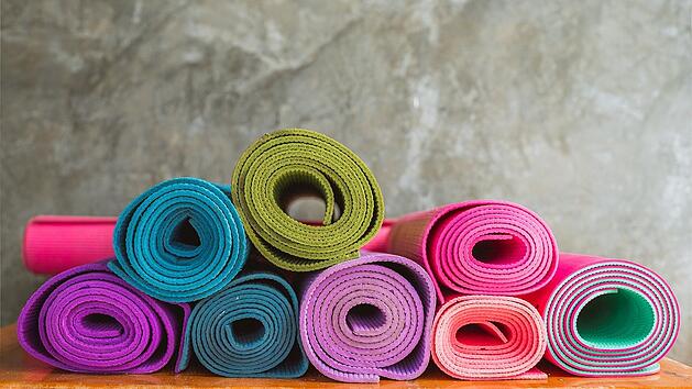 Yoga-Matten sollten rutschfest und schadstofffrei sein.