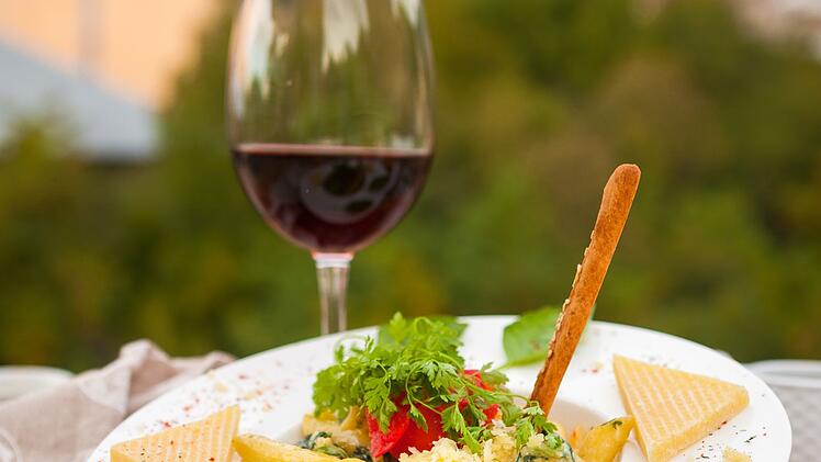 Das Gläschen Wein zu Pasta kann in Italien teuer werden.