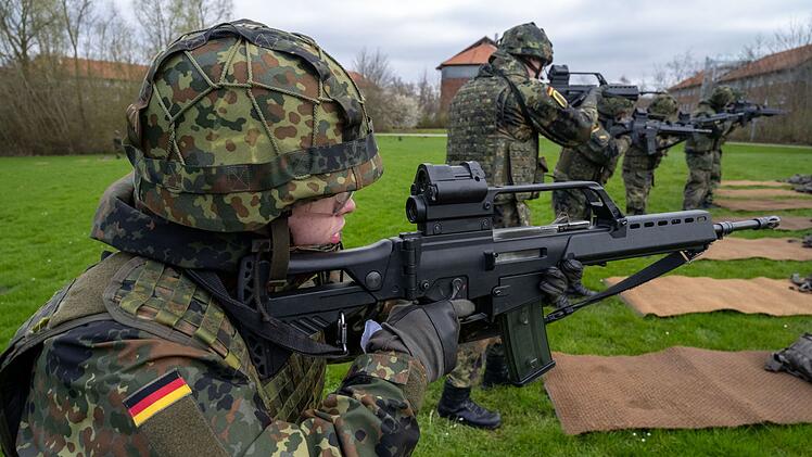 M&auml;nner bis 45 m&uuml;ssen Auslandsaufenthalt bei Bundeswehr melden