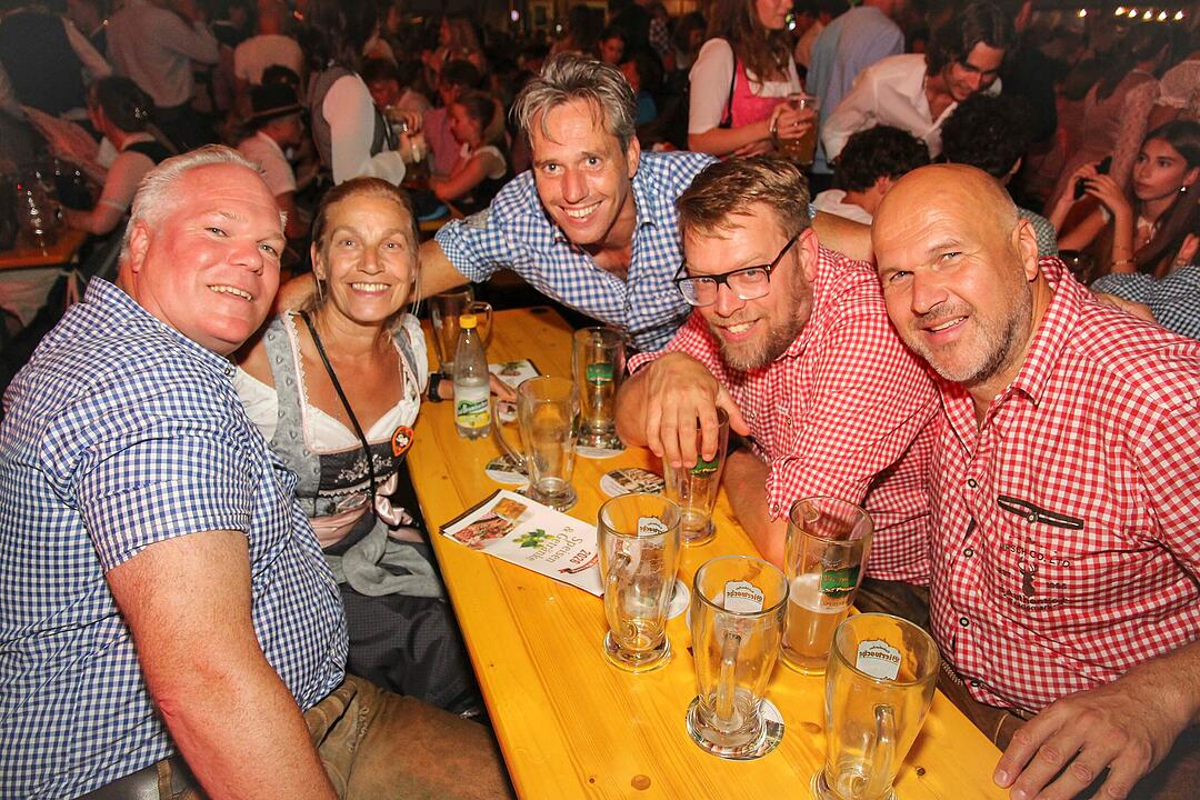 Tanzen, Feiern, Mitsingen &ndash; bayerische Partystimmung bis Mitternacht.