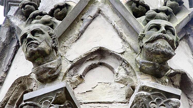 1874 ließ die Stadt das Denkmal am Ernstplatz errichten, 1974 wurde es versetzt. Schon früher mussten Schäden am Schilfsandstein ausgebessert werden. Doch er zerfällt weiter. Fotos: Simone Bastian