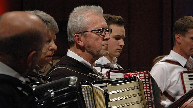 Das Akkordeon-Orchester mit Unterstützung "alter Hasen"