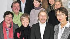 Den Lehrern, die 25 oder 40 Jahre in den Klassen ihren Mann stehen, dankten Schulamtsdirektorin Ulrike Brech (vorne, zweite von links) und der Personalratsvorsitzende Matthias Weinberger (hinten rechts). Fotos: Ulrike Langer