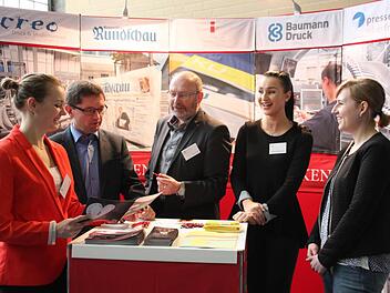 Auch die Mediengruppe Oberfranken informierte über ihre Ausbildungsmöglichkeiten. Unser Bild zeigt (von links) Auszubildende Iris Müller (Medienkauffrau), den Redaktionsleiter der Bayerischen Rundschau, Alexander Müller, den Regionalverlagsleiter der Bayerischen Rundschau, Bernd Seidel, Auszubildende Katharina Zimmermann (Mediengestalterin Digital/Print) und Anna Zarling, die ein duales Studium BWL absolviert. Foto: Stephan Stöckel.