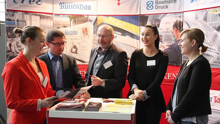 Auch die Mediengruppe Oberfranken informierte über ihre Ausbildungsmöglichkeiten. Unser Bild zeigt (von links) Auszubildende Iris Müller (Medienkauffrau), den Redaktionsleiter der Bayerischen Rundschau, Alexander Müller, den Regionalverlagsleiter der Bayerischen Rundschau, Bernd Seidel, Auszubildende Katharina Zimmermann (Mediengestalterin Digital/Print) und Anna Zarling, die ein duales Studium BWL absolviert. Foto: Stephan Stöckel.