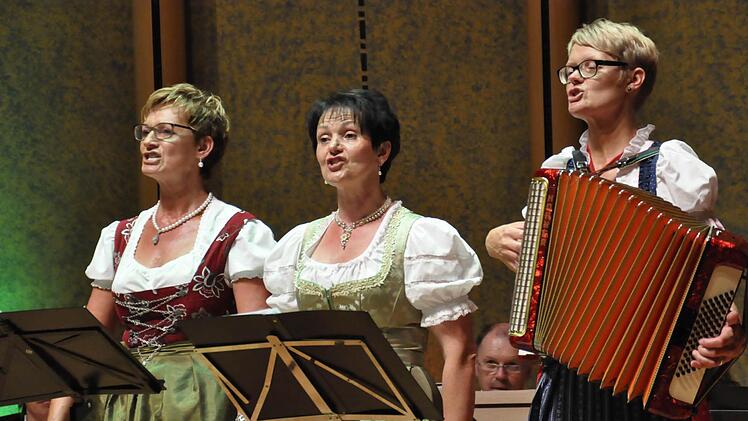 Die "Kaufmannsware" oder "Die Wilden Schlehen aus der Rhön", wie sich auch noch nennen, ist ein musikalisches Familienquartett, das kein Blatt vor den Mund nimmt. Edith Hüttner, Angelika Enders und Ilona Zirkelbach (von links) boten Mundartgesang mit frechen Texten und Musik aus eigener Feder sowie fränkische Volksmusik vom Feinsten. Foto: Klopf