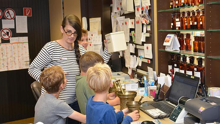 Susanne Stäblein von der Marien-Apotheke Münnerstadt zeigte den Kindern, was ein Apotheker so alles macht.  Foto: Björn Hein