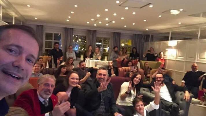 Alle mal lächeln fürs Selfie: Beste Stimmung herrschte im Posthotel, wo zwei von vier Juroren sowie zwölf der sechzehn Kandidaten von "The Taste" gemeinsam die Ausstrahlung des Finales der Koch-Show verfolgten und zudem vom Wirsberger Restaurant-Team verköstigt wurden. Foto: privat