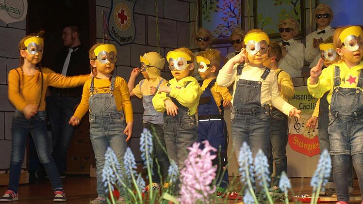 Die Kindergartenkinder wirbelten als "Minions" über die Bühne  Foto: Susanne Deuerling