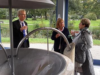 Fachgespräch am Brunnen: Organisatorin Karin Bauer (Bildmitte) von der Tourist-Info unterhält sich mit Chefarzt Dr. Rainer Matejka und Geschäftsführerin Stefanie Hündgen (beide Malteser Klinik von Weckbecker) über die Bad Brückenauer Gesundheitstage.  Foto: Rolf Pralle