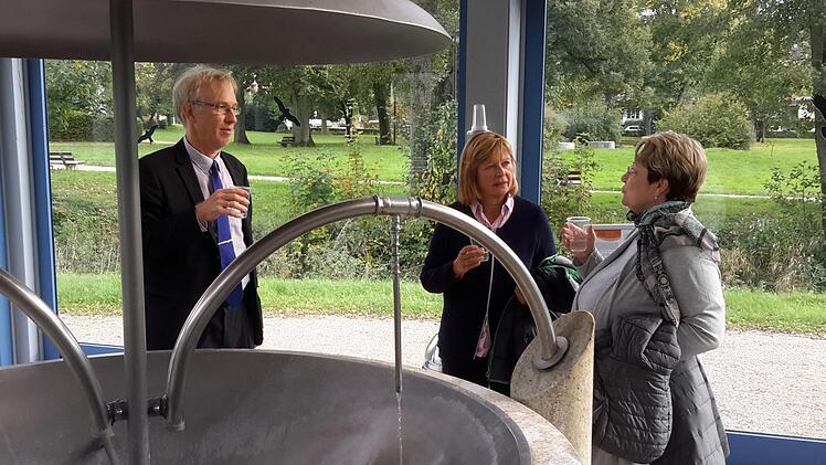 Fachgespräch am Brunnen: Organisatorin Karin Bauer (Bildmitte) von der Tourist-Info unterhält sich mit Chefarzt Dr. Rainer Matejka und Geschäftsführerin Stefanie Hündgen (beide Malteser Klinik von Weckbecker) über die Bad Brückenauer Gesundheitstage.  Foto: Rolf Pralle