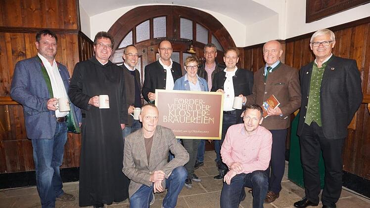 Gründung des Fördervereins  "Bayerische Klosterbrauereien" auf dem Kreuzberg. Das Bild zeigt von links: Dominik Tapper (Baumburg), Pater Lukas Wirth (Scheyern),  Martin Glaab (Andechs), Oliver Dawid (Geschäftsführer  Private Brauereien Bayern), Angelika Somaruga (Kreuzberg), Andreas Goblirsch (Baumburg), Thomas Nieswirth (Weltenburg), Landrat Thomas Habermann, Peter Wagner (Aldersbach). Knieend von links: Urban Winkler (Weißenohe) und Ulrich Klebl  (Kreuzberg). Foto: Marion Eckert