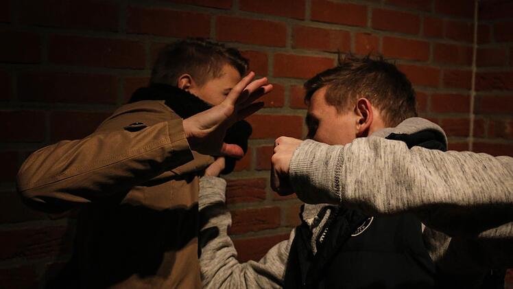 Zwei Jugendliche sind wegen Geldschulden in einem Bistro aneinander geraten. Sp&auml;ter lauerte einer dem anderen auf. Symbolfoto: Christopher Schulz