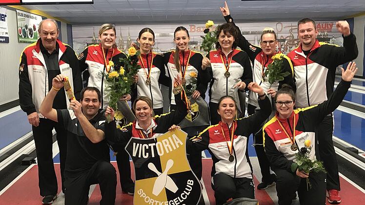Freudestrahlend pr&auml;sentiert das Bamberger Damenteam seine Goldmedaillen, hinten v.&nbsp;l.: Betreuer Harald Gr&auml;tzsch, Alina Dollheimer, Ioana Antal, Ines Maricic, Beata Wlodarczyk, Sina Bei&szlig;er, Betreuer Andre Nadolny; vorne v.&nbsp;l.: Betreuer Mitja Hudovernik, Daniela Kicker, Corinna Kastner und Melissa Stark Foto: privat